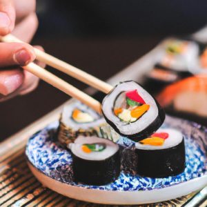 Jak trzymać pałeczki do sushi?